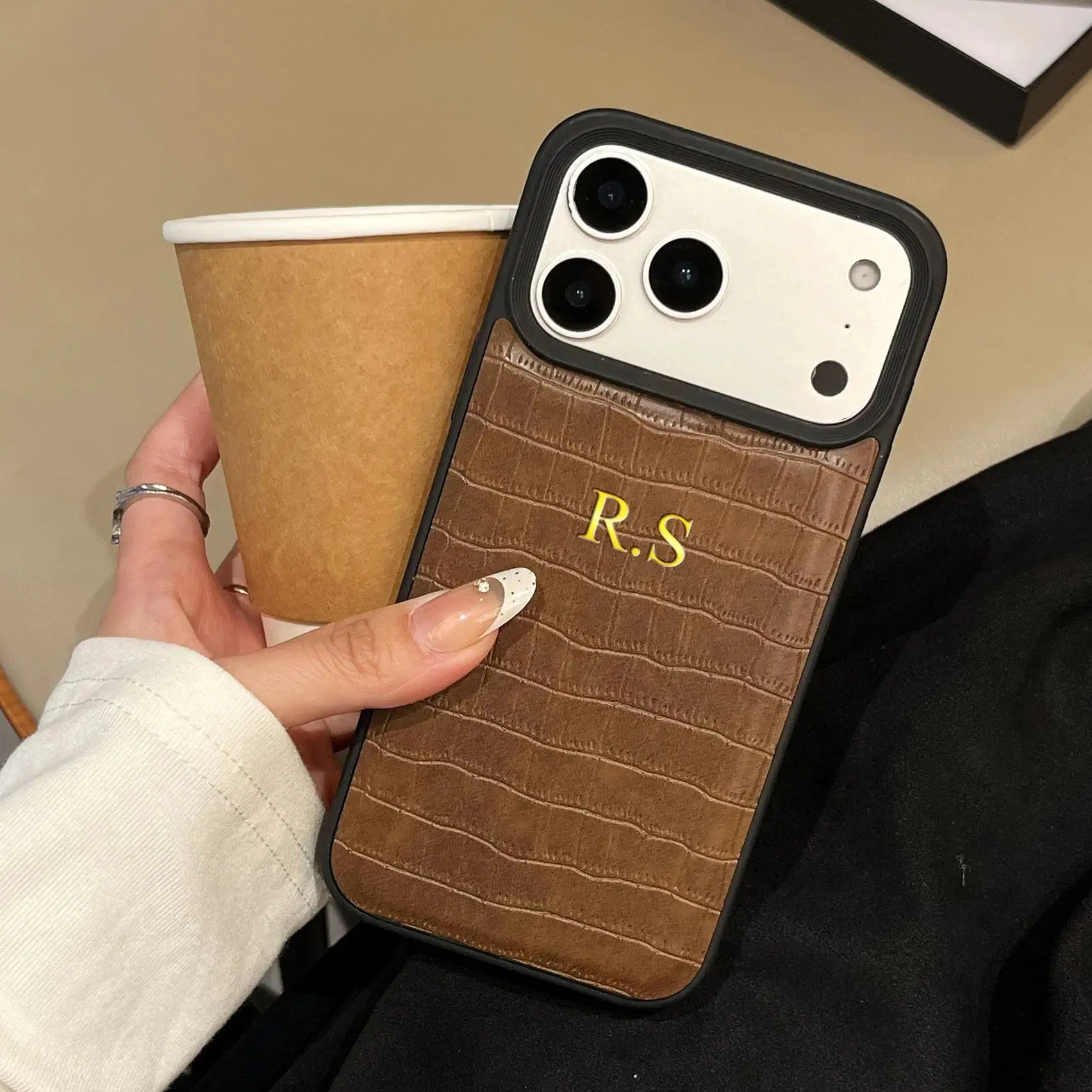 Maßgefertigte Luxus-Hülle mit Krokodilmuster aus Kunstleder für iPhone 18 17 16 15 14 13 12 11 Pro Max Plus Air mit Heißgoldfolienprägung – Detail 5