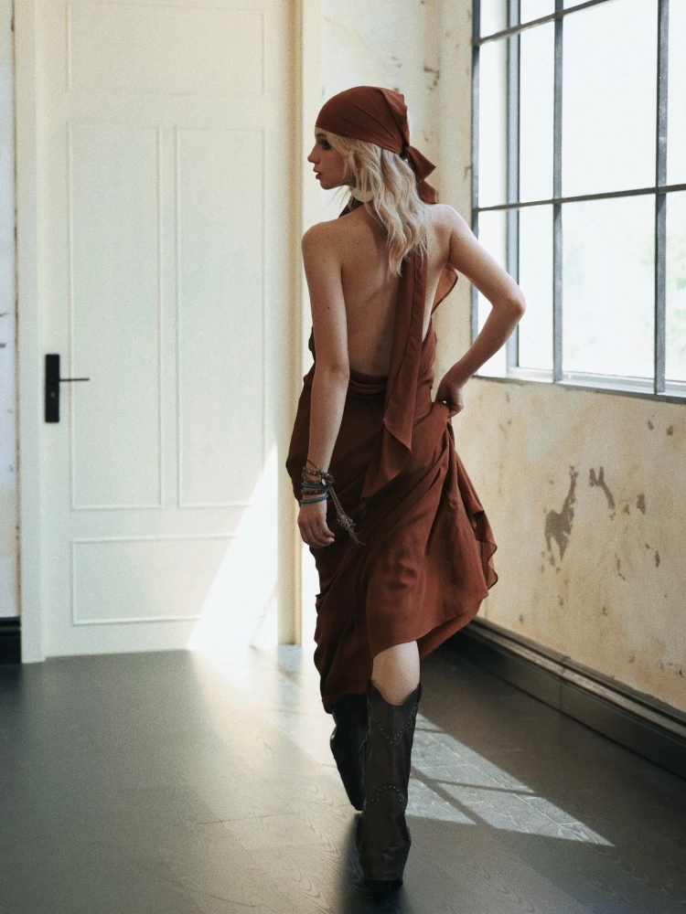 Nicho designer de alta qualidade errante vento nu volta camada resíduos solo sentimento caramelo balanço colarinho estilingue vestido