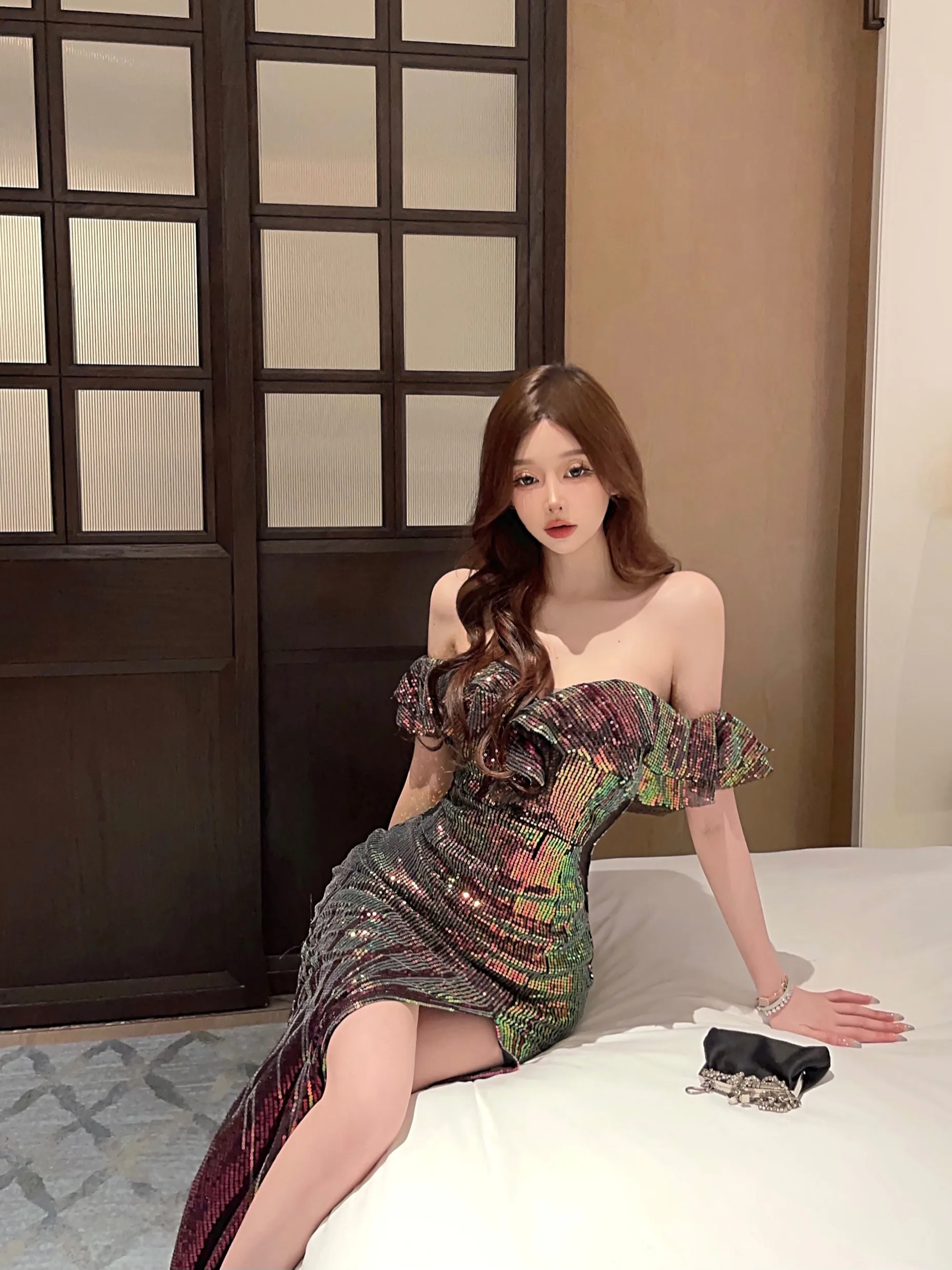 

High-end sexy lady-style banquet dress with slits and exposed legs to show your figure, slim waist and floor-length skirt