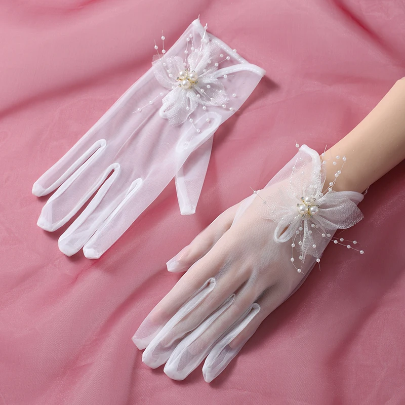 The bride's accessory is a pair of white minimalist flower decorated gloves suitable for women's wedding parties