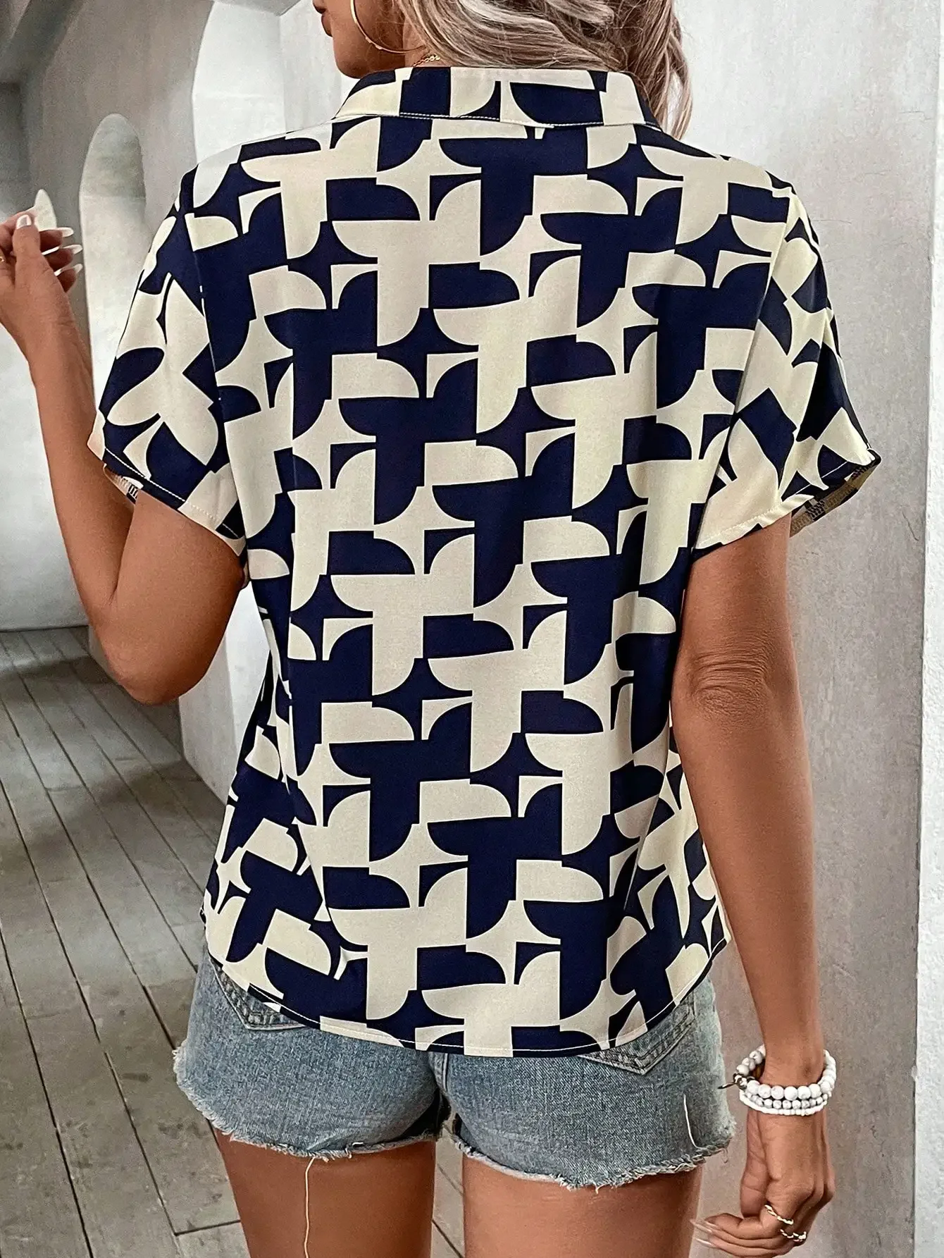 Geometric Print Shirt for Women, V-Neck Collar, Leisure and Loose Temperament, New Design Sense, Spring and Summer, 2024New