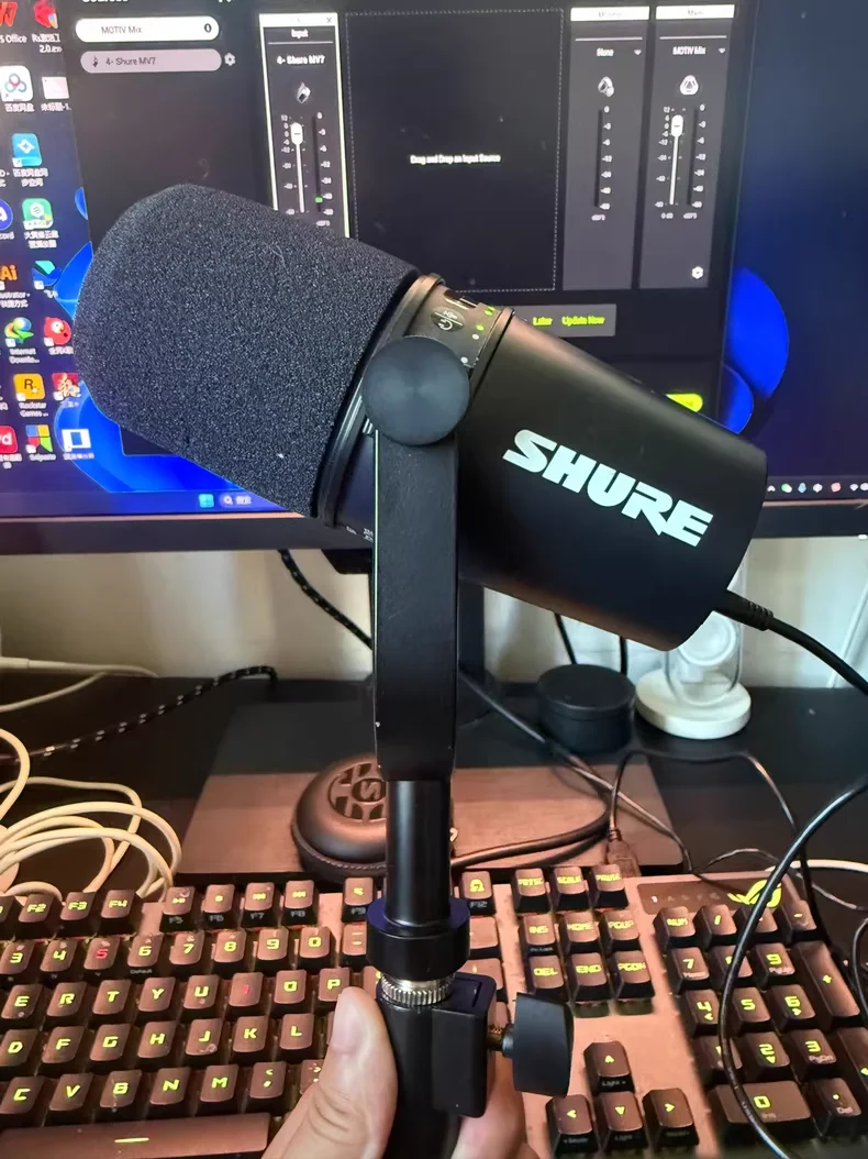 Shure MV7 Hybrid USB/XLR dynamic microphone for outdoor live use with frequency response and built-in sound card microphone