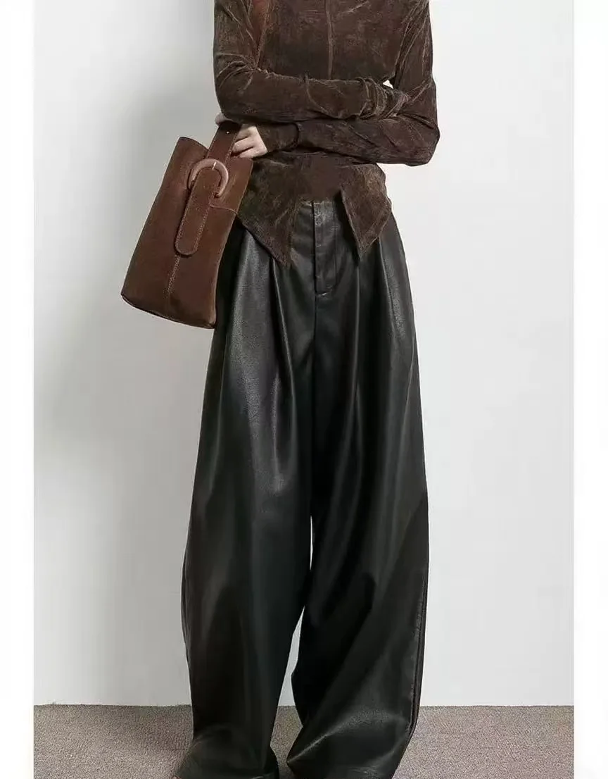 Pantaloni in pelle marrone alla moda europei e americani, design retrò autunnale e invernale da donna, pantaloni a gamba larga pieghettati