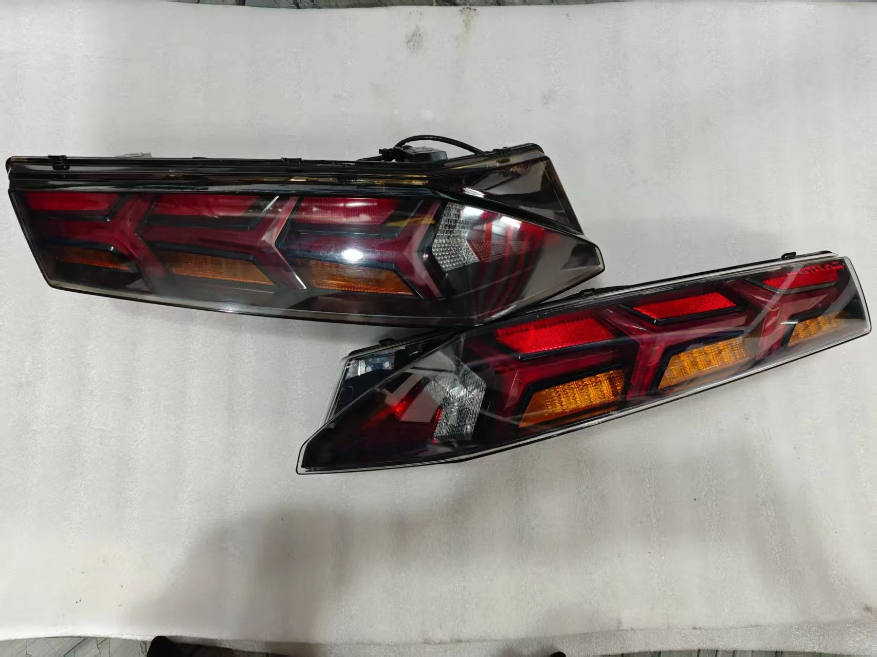 المصباح الخلفي الأصلي الذيل ضوء لامبورغيني أفينتادور 2017 OEM 470945096 470945095