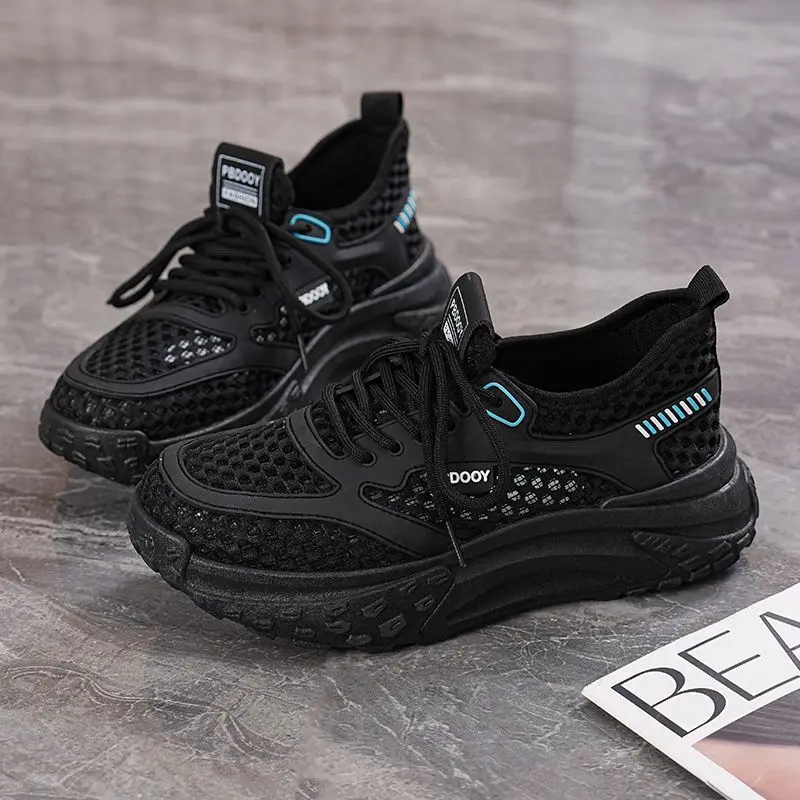 أحذية رياضية نسائية صيفية شبكية قابلة للتهوية على الطراز الكوري ونعل سميك قابلة للتنفس وأربطة أحذية منصة للارتداء اليومي غير الرسمي