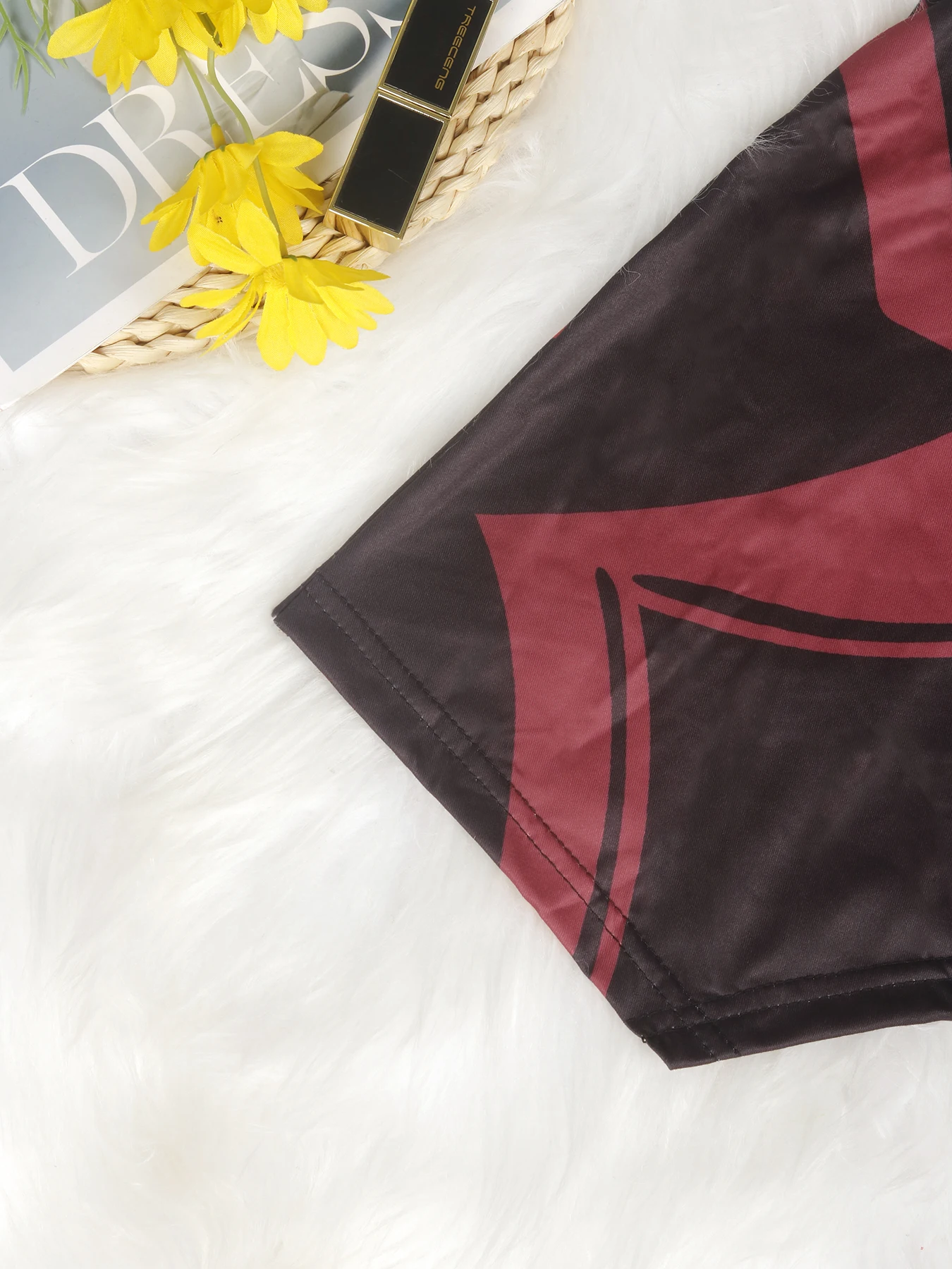 Damska tunika z długim rękawem i abstrakcyjnym nadrukiem w dużych rozmiarach, z asymetrycznym dołem