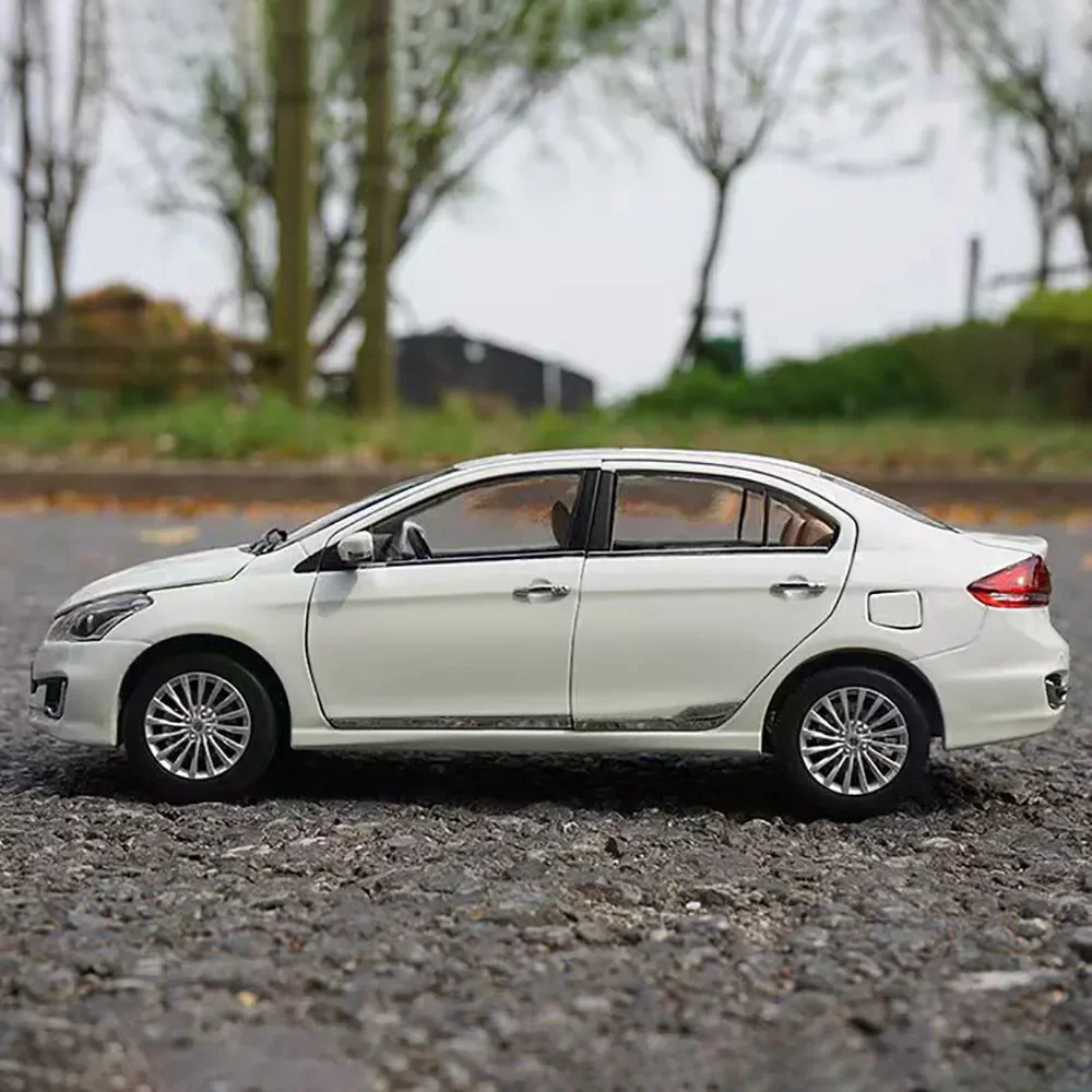 Die-cast 1:18 Scale Changan Suzuki Alivio Simulation Alloy Static Car Model Fans Collection Home Decoration Metal Ornaments