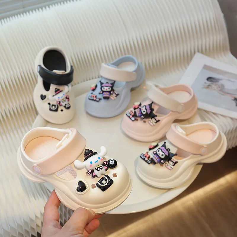 

Новинка 2023 года, детские тапочки Kuromi, летние слипоны с милыми героями мультфильмов для девочек, детские модные повседневные пляжные тапочки из ЭВА на толстой подошве