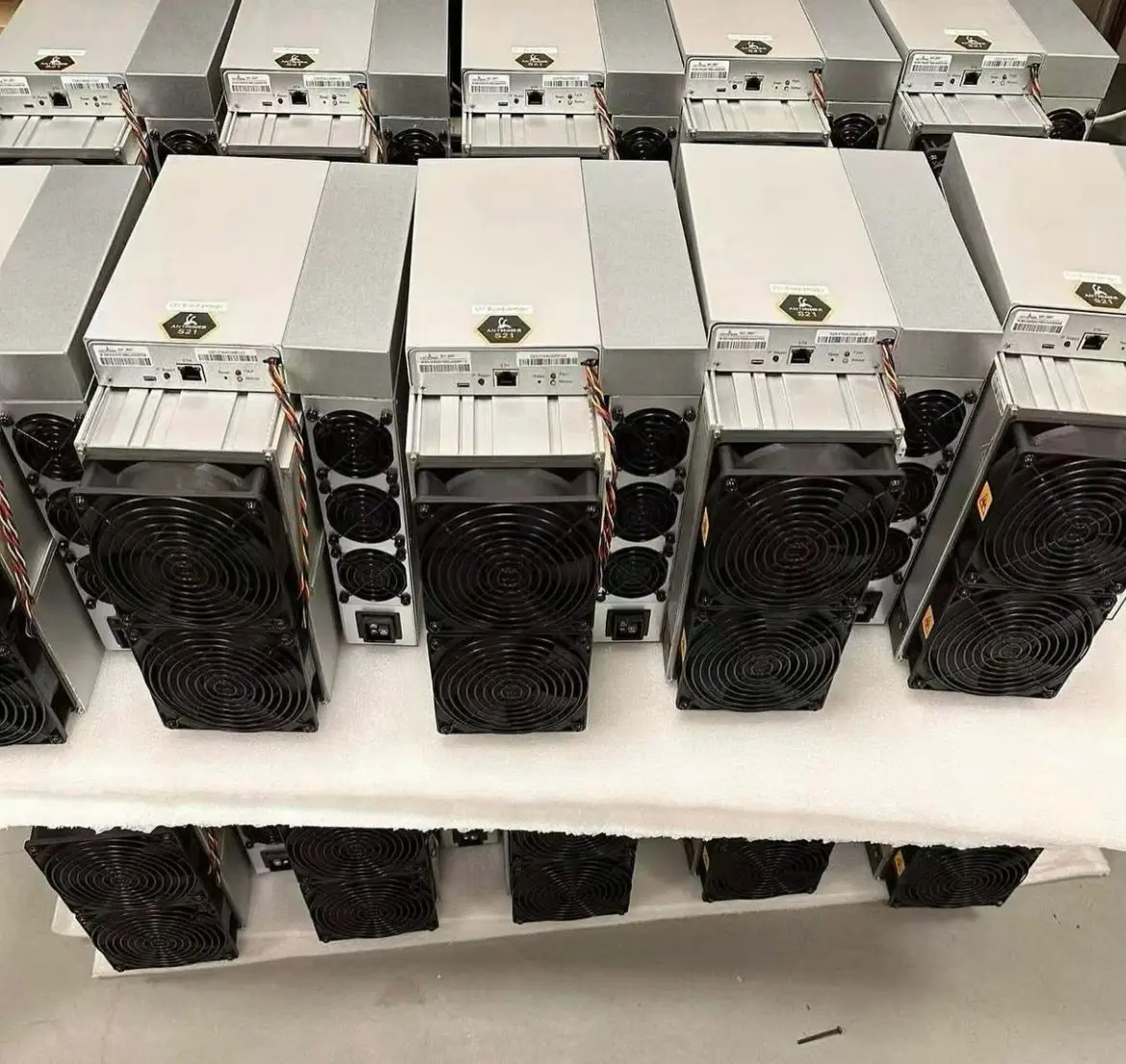 

AJ Bitmain Antminer S21 200TH Bitcoin Miner 17.5J/TH Ultra-Efficient SHA-256 Professional Crypto Mining With PSU