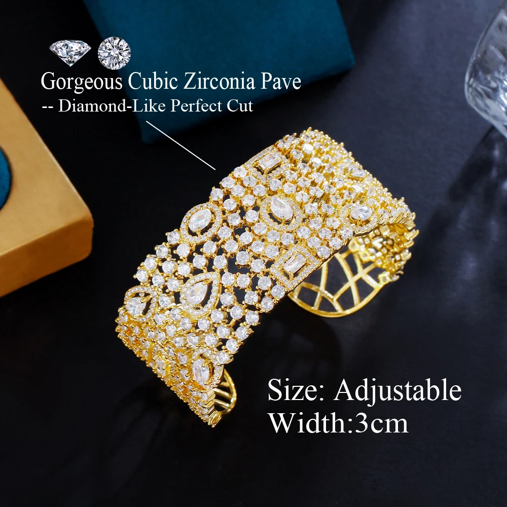 CWWZircons Luxuriöse Statement-Armreifen mit Kubikzirkonia-Besatz, breite, große Braut-Hochzeits-Manschettenarmbänder für Frauen, Dubai Goldfarbe BG067 – Detail 1