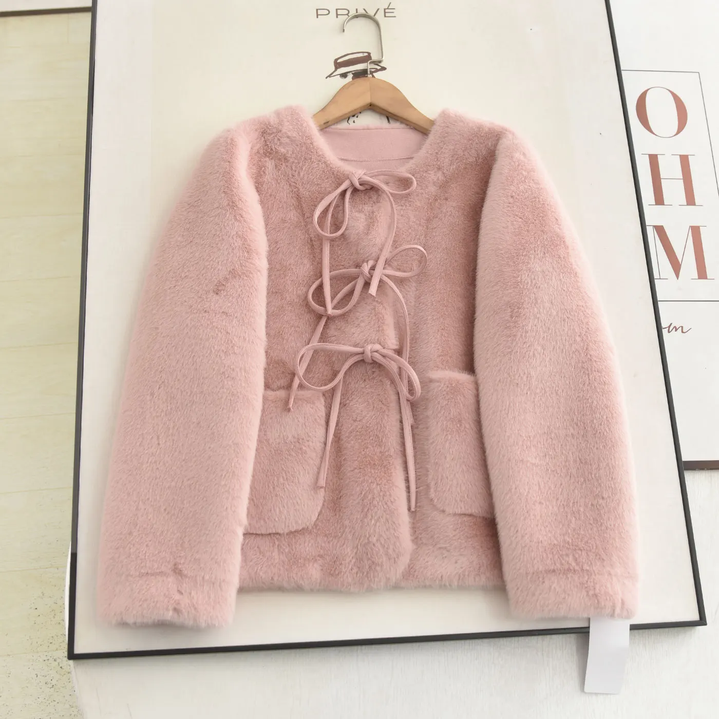 

Нежно-розовая меховая куртка 2025 года из осенне-зимней коллекции: приталенная, с поясом, экологичная верхняя одежда для женщин, с длинными рукавами и круглым вырезом.