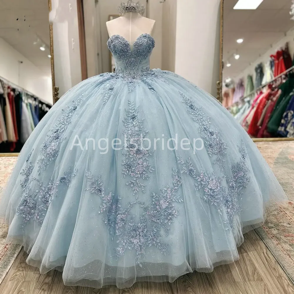 Angelsbridep jasnoniebieska suknia balowa sukienki na Quinceanera 2025 z brokatowymi tiulowymi aplikacjami Cape suknia wieczorowa Vestido De Quinceañera