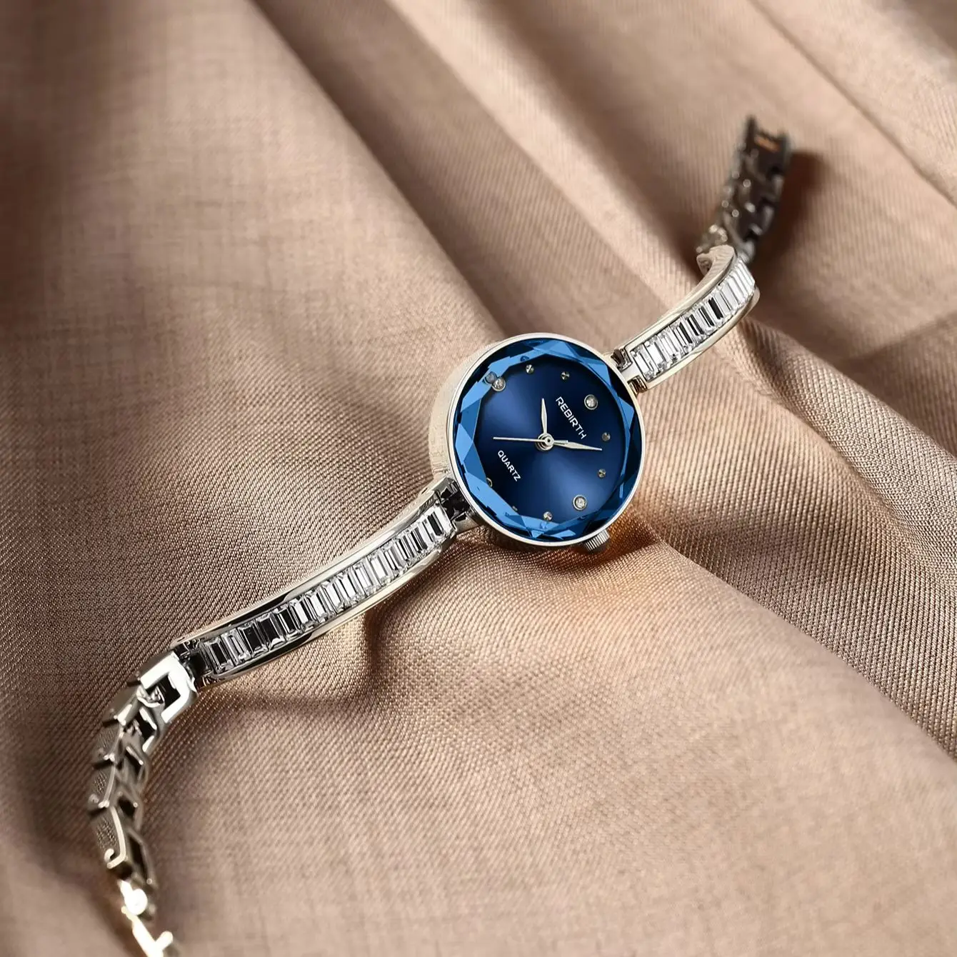 Light Luxury Cut Blue Glass Dial Women's Quartz Watch, Full Diamond-Studded Steel Band, Niche Exquisite Small Round Dial Women's Wristwatch view 2