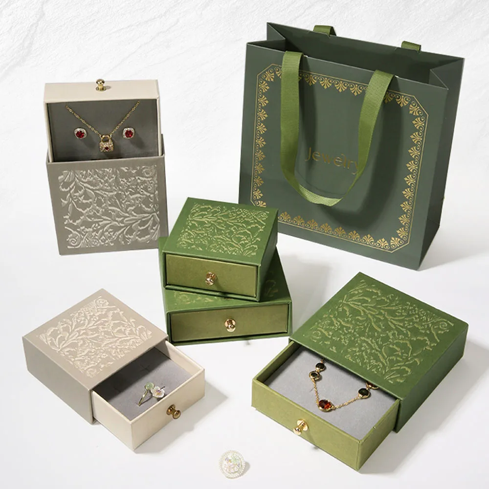 

100 шт. картонных зеленых коробок-футляров для ювелирных изделий: модные органайзеры для колец, серег-гвоздиков, роскошные изысканные портативные коробки без логотипа