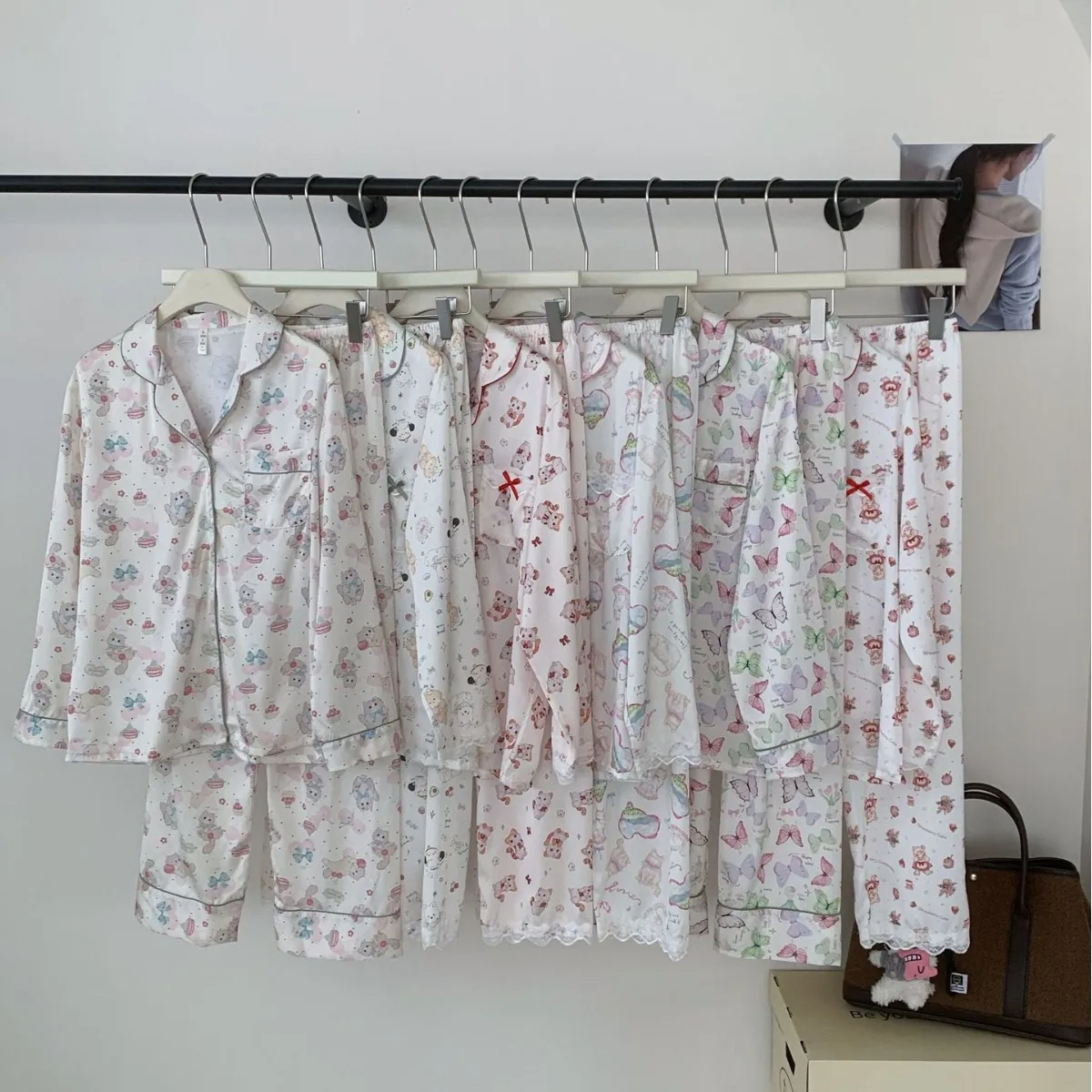 

Комплект пижамы с мультяшным принтом Kawaii для женщин: домашняя одежда из ледяного шелка, с длинным рукавом, рубашка и брюки, из вискозы, для сна и отдыха