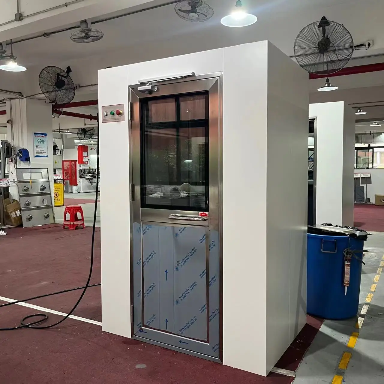 الصين تصنيع معدات المختبرات عالية الجودة المخصصة غرفة نظيفة التعشيق دش الهواء التلقائي