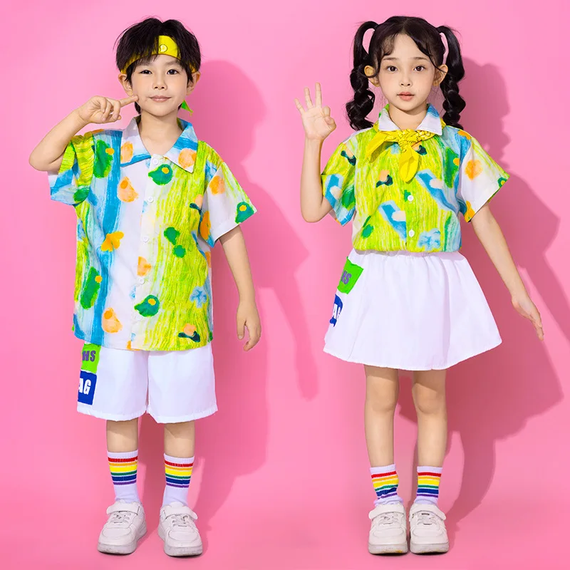 Set di camicie verdi estive per bambini Costumi da passerella per danza jazz per ragazze Costumi da spettacolo Pantaloncini a maniche corte per ragazzi College