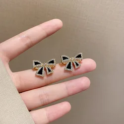 2023 Fashion Korean Earring Manufacturers Sell Bow Knot Autumn Winter Crystal New Fashion Simple Small Delicate Earrings Bangtan