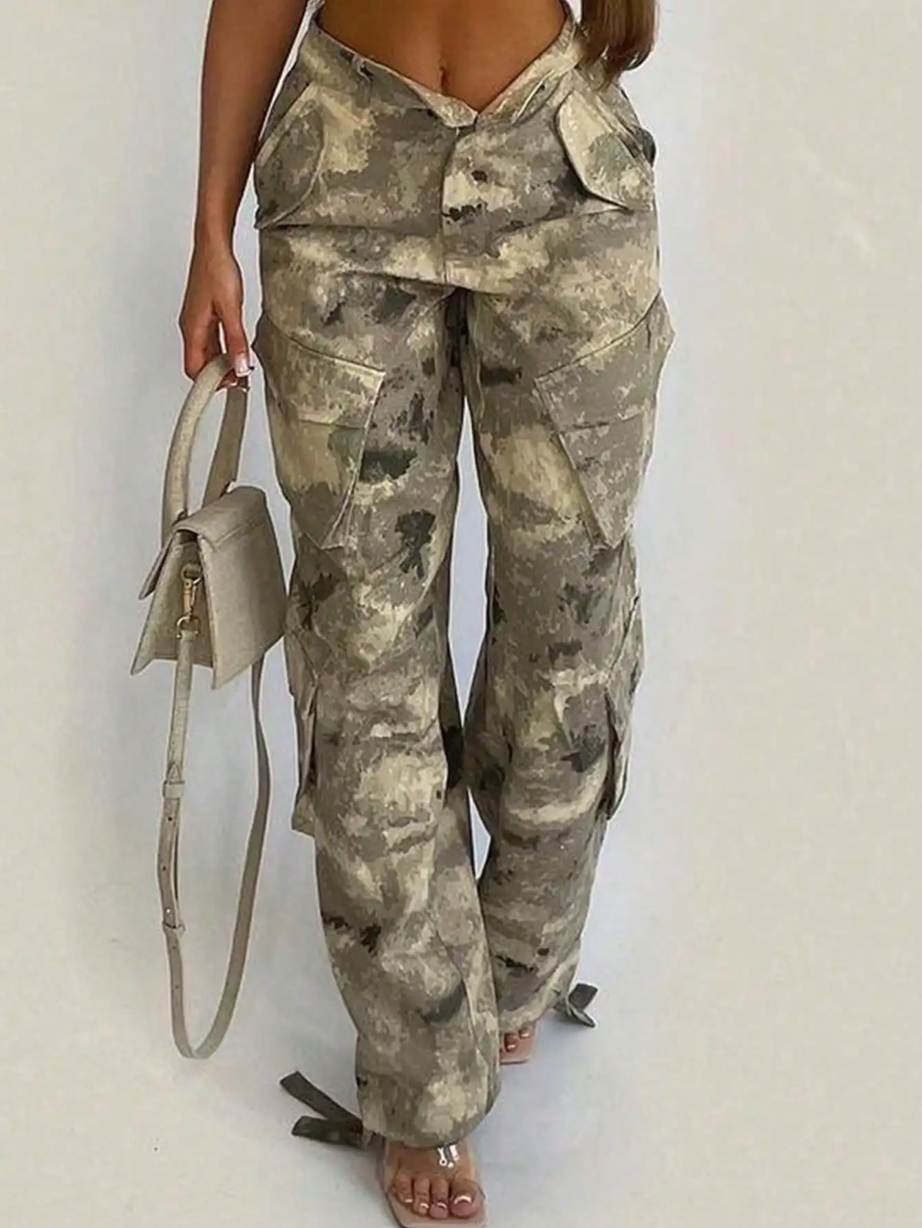 Women's Y2K Camo Cargo Pants - Wide Leg Baggy Army Joggers with Flap Pockets