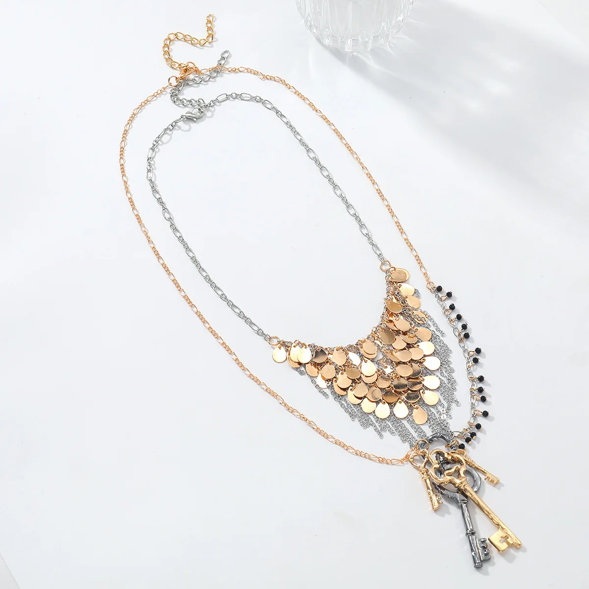 Personalisiertes Design Runde Metallplatte Wasserfall-Pailletten Schlüsselanhänger für Frauen Vintage Statement-Schmuck Hals-Accessoires – Detail 3