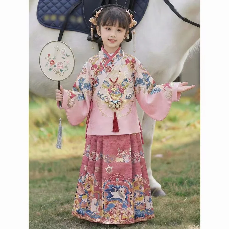 Chiński strój Hanfu imitujący styl dziewczęcych spódnic z motywem konia z czasów dynastii Ming.