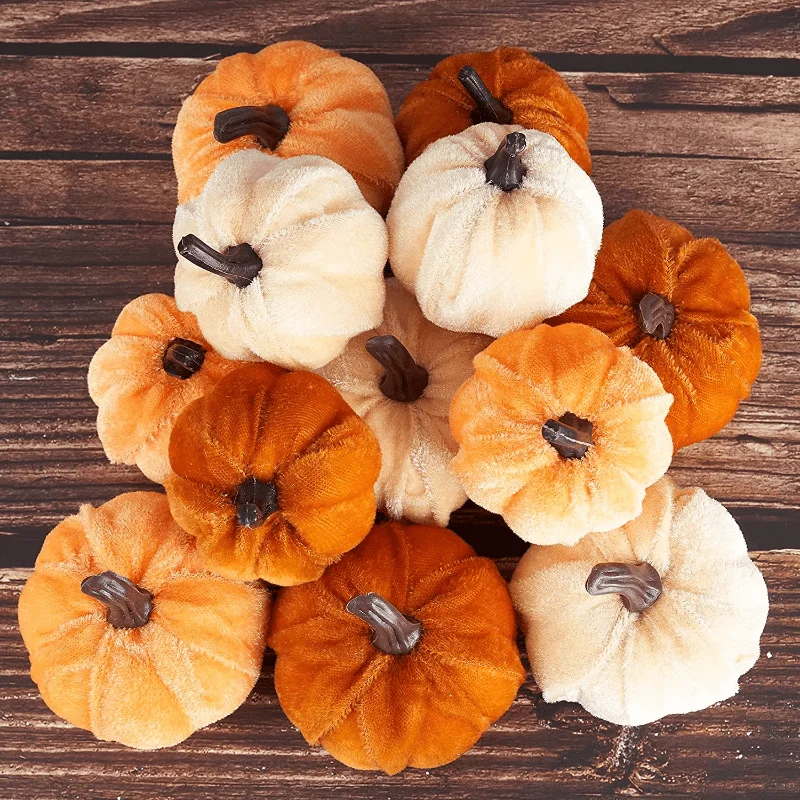 Set mit 10 Samt-Kunstkürbissen in zufälligen Farben, perfekt zur Dekoration Ihres Wohnzimmers für Halloween und Thanksgiving. – Detail 1