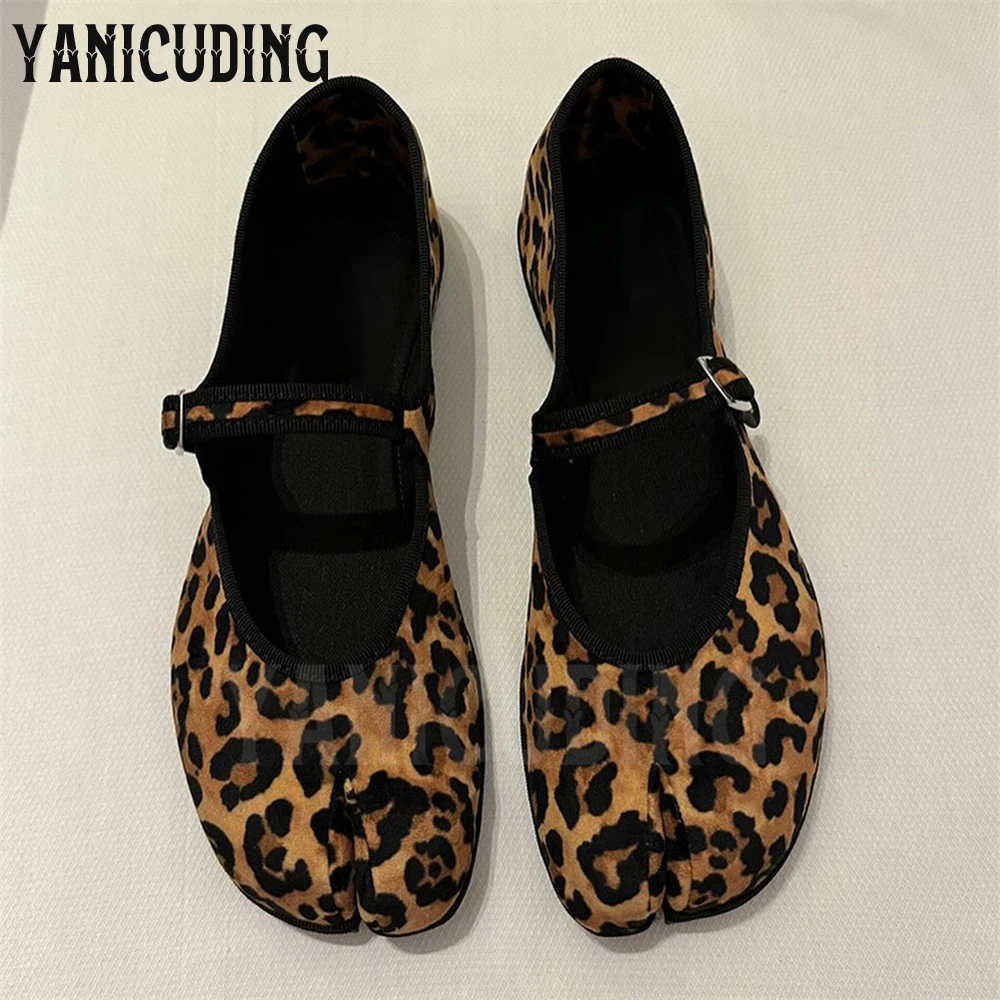 Leopard Print Tabi Flat Shoes for Women Novel Design Fashion Shoes Front Buckle Comfortable Daily Shoes Latest Design for Women