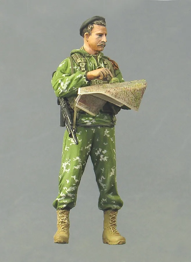 1:35 Scale Die Cast Resin Figure Model Assembly Kit Russian Volunteer Division Commander with Militia Paint  (2 People)