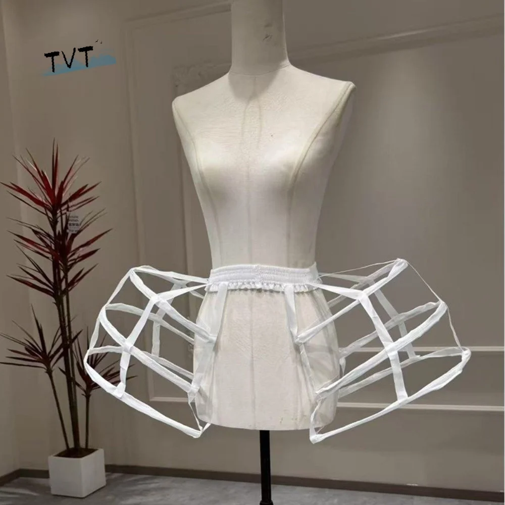 

Белый кринолин с 3 обручами, дышащий, легкий, с полым каркасом, на эластичной талии, с большим пышным подолом, в стиле рококо