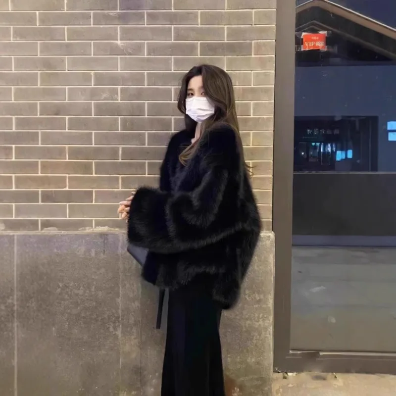 Black Fox-like Fleece Eco-friendly Fur Coat Exudes A Sense of Luxury Is Extremely Good-looking. It's A New Furry Women's Outfit.