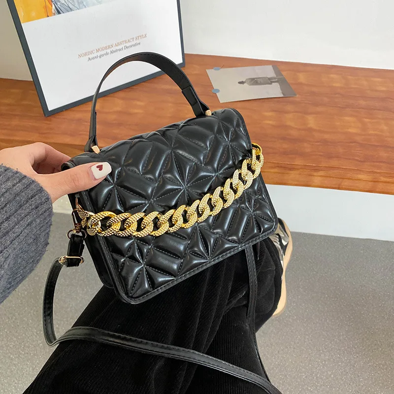 Chain Handbag Women's Winter Solid Color New Fashion One-shoulder Messenger Bag Retro Indentation Diamond Small Square Bag