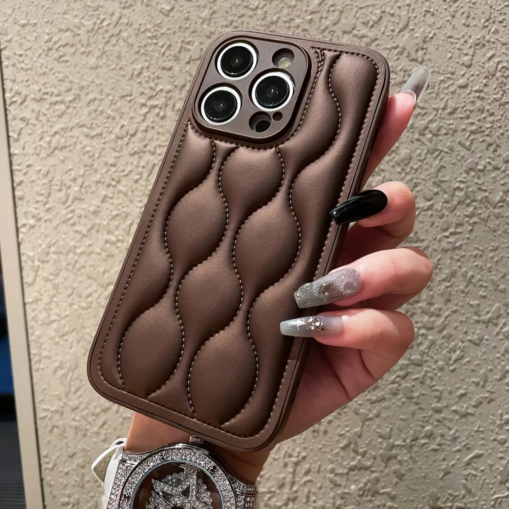 

TRSYPHXM new Coffee colored wavy down jacket suitable for iPhone 15 phone case, solid color, autumn and winter protective cover