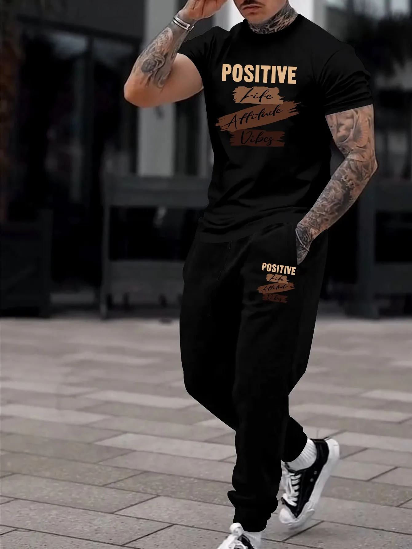 

Новый мужской костюм Summer 2025 года — это повседневная и модная уличная одежда с буквенным принтом.