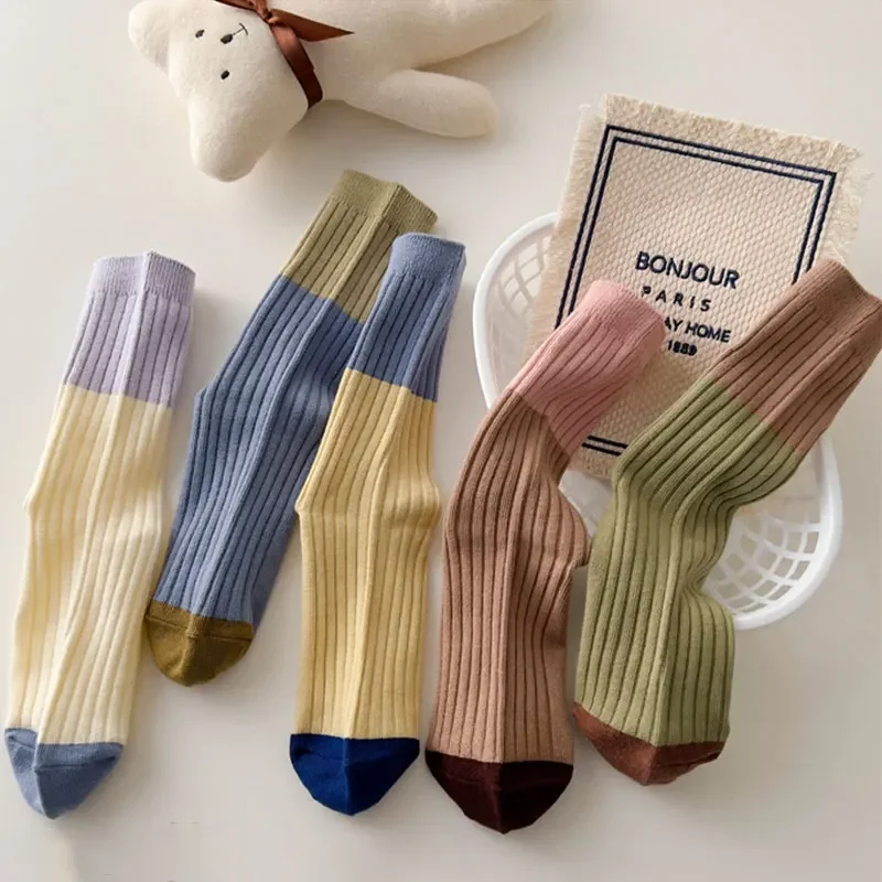 عالية الجودة القطن الحياكة النساء الجوارب الكورية نمط خمر الجوارب الطويلة مخطط مدرسة بنات الأوسط أنبوب جوارب رياضية الإناث