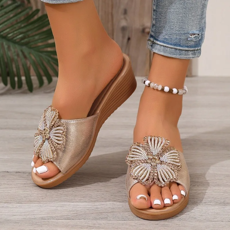 

Тапочки на танкетке, женские модные нескользящие износостойкие сандалии на платформе с круглым носком и открытым носком, украшенные бисером и цветами