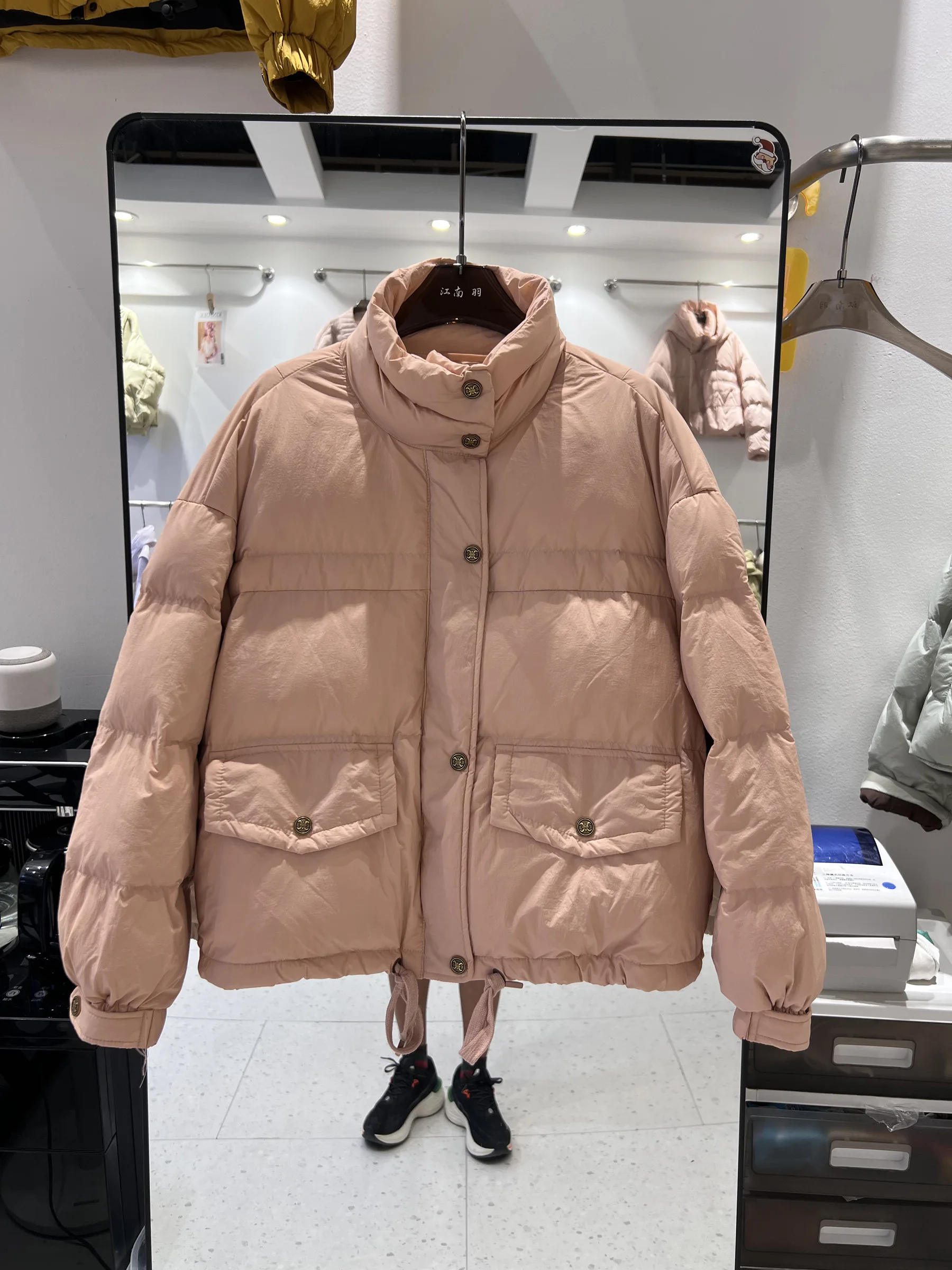 เสื้อแจ็คเก็ตพัฟเฟอร์ผู้หญิง รุ่นใหม่ ปี 2025 สไตล์เกาหลี คอตั้ง กระดุมทองเล็ก สีขาว บุขนเป็ด อุ่น ทันสมัย