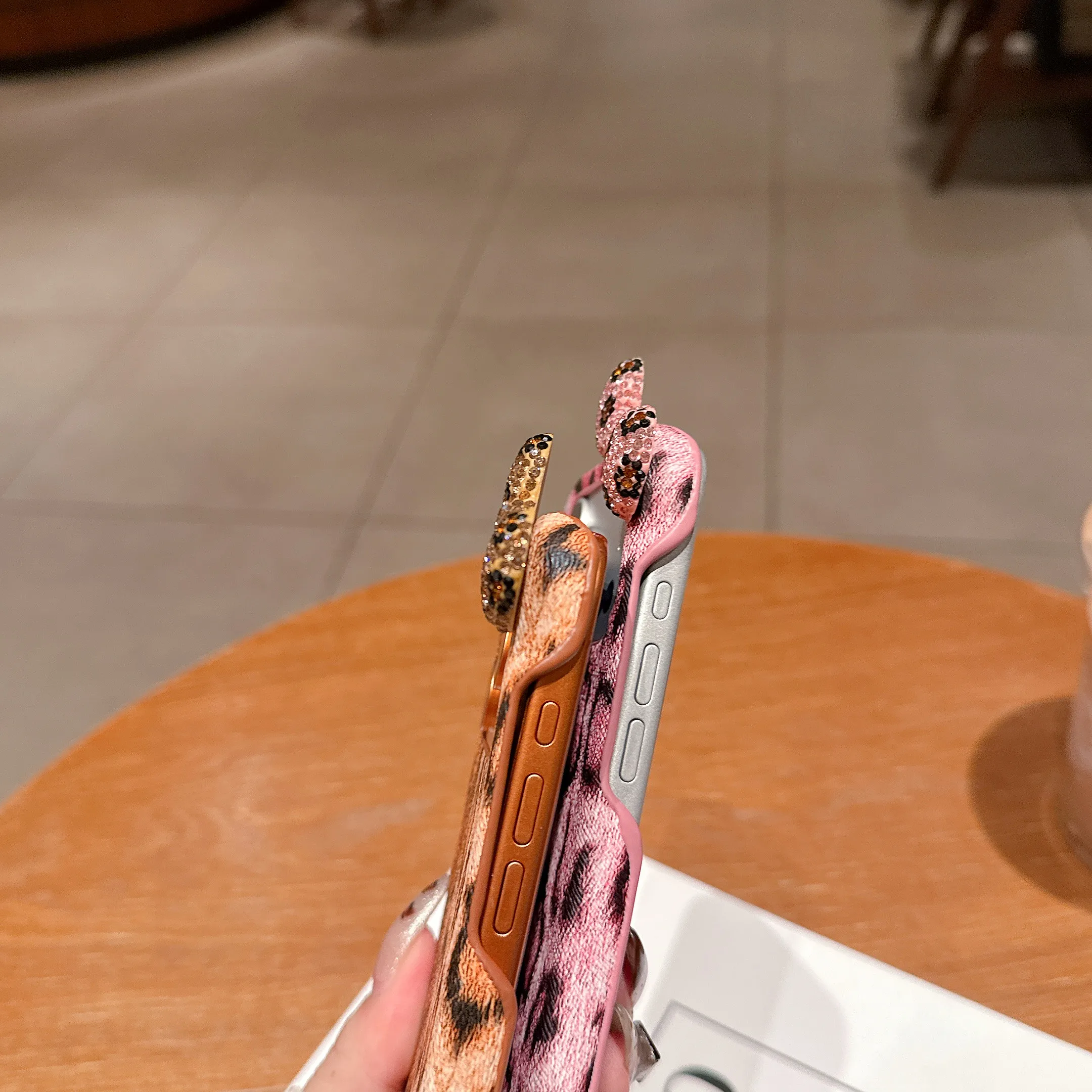 حافظة هاتف جديدة بفيونكة الفهد لعام 2025 مع حزام ليوبارد من القطيفة - غطاء من البولي يوريثان الناعم المقاوم للصدمات لهاتف iPhone 17 PRO/PROMAX #4