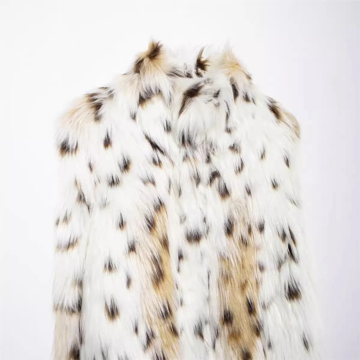 

Fall 2025 New V-Ne ort Leather Jaet Women's Fur Coat Unique Design European Sle Long Sve round Neline Triacetate...