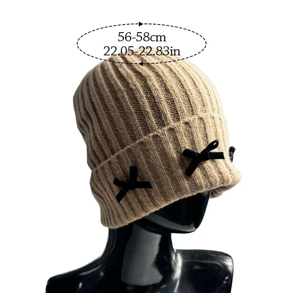 قبعة شتوية محبوكة بفيونكة سميكة وناعمة قبعة صغيرة كاجوال لطيفة للأذنين للنساء