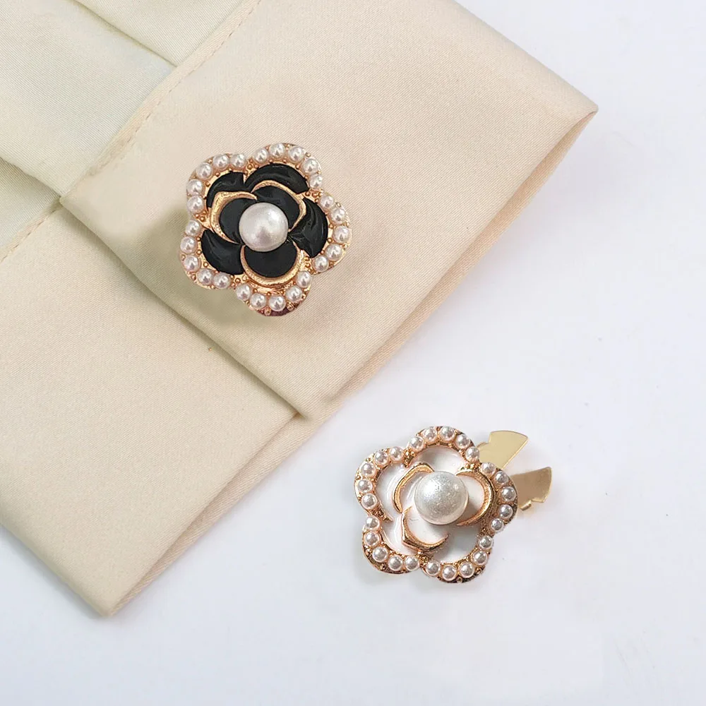 2 SZT. Modne metalowe guziki w kształcie kwiatów z kokardką i perłą do dekoracji odzieży DIY, ozdobne guziki ze stopu do koszul i rękawów.