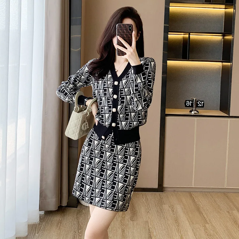 2024 Korean Style Printing Knitted Suits V-Collar Buttons Design Short Cardigan+Mini Single Breasted Skirt Women Sets T658