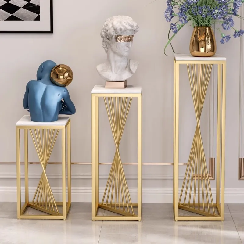 

Роскошный золотометаллический завод стенд установлен, современный геометрический высокий боковой стол, мраморный верхний дисплей пьедестал для гостиной спальни