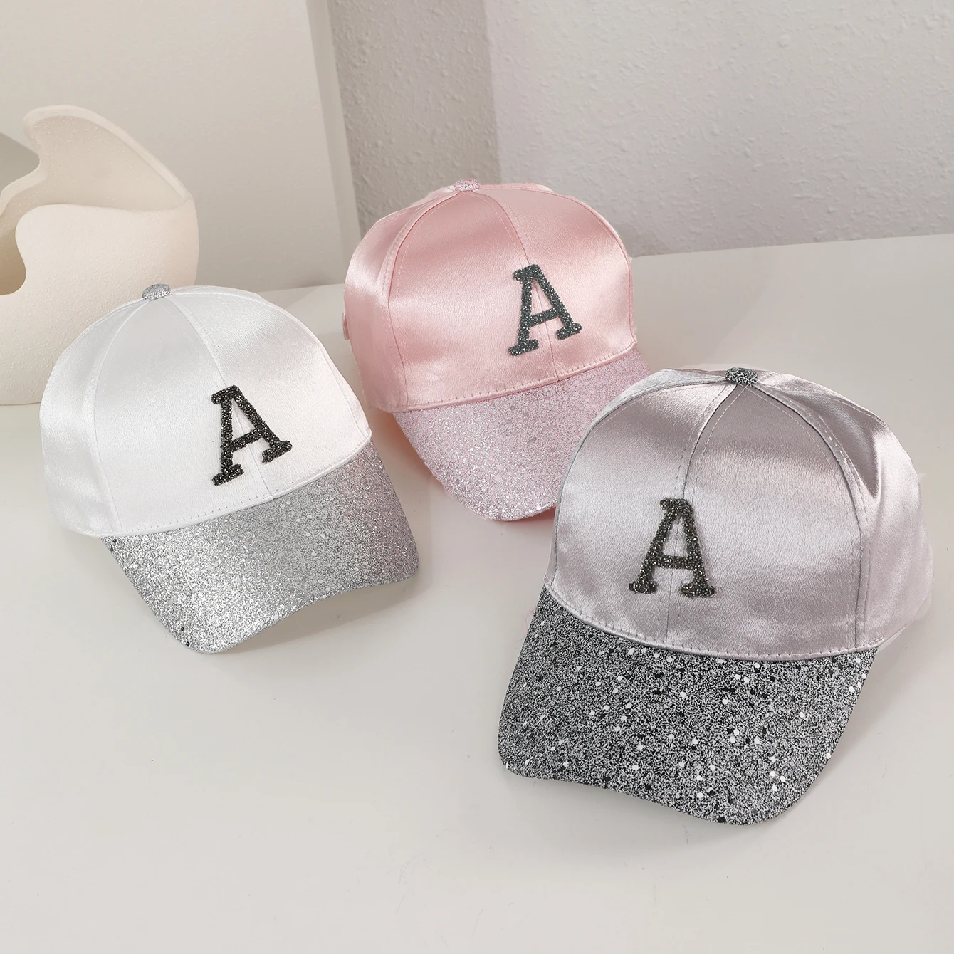 Koreanischer Stil Pailletten-Diamant-Buchstabe A Baseballkappe Frühling und Herbst Patchwork Glänzende Seide Verstellbare Sonnenschutz-Baseballkappe