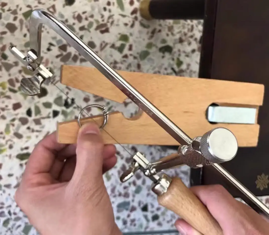 

Wooden Handle Saw Bow DIY Craft Working Adjustable U Shape Saw Frame Wire Saw Blade Cutter Jewelry Metal Cutting Jig Blades