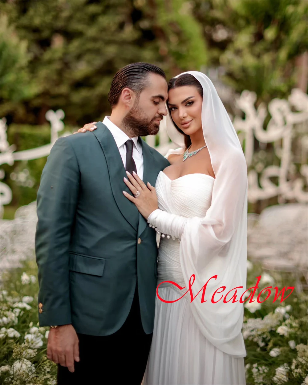 カスタマイズされた絶妙なホワイトチュールブライダルドレス高品質ストラップレスノースリーブウェディングドレスチャペルトレインジッパーバックドレス