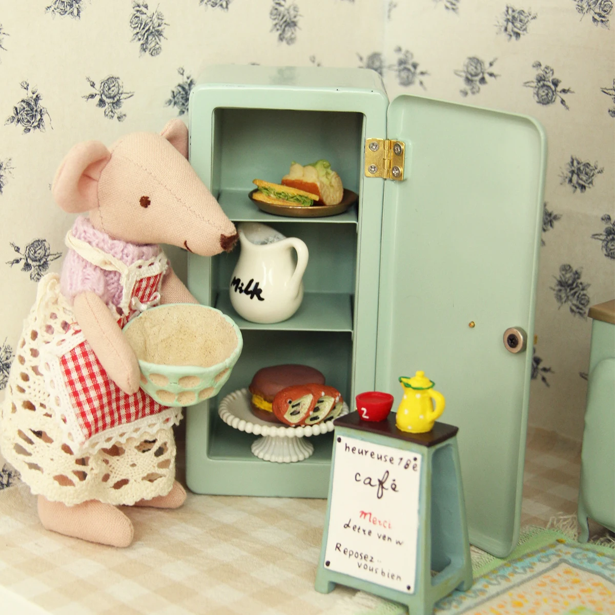 Miniature Furniture 1:12 Metal Refrigerator (2 Colors Available) Suitable for Mini House Decoration