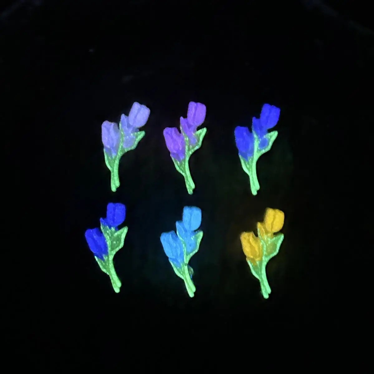 30個入り 暗闇で光るチューリップネイルチャーム バルク 3Dレジン製 模造ブーケ ネイルアートデコレーション アクセサリー用品 DIYクラフト