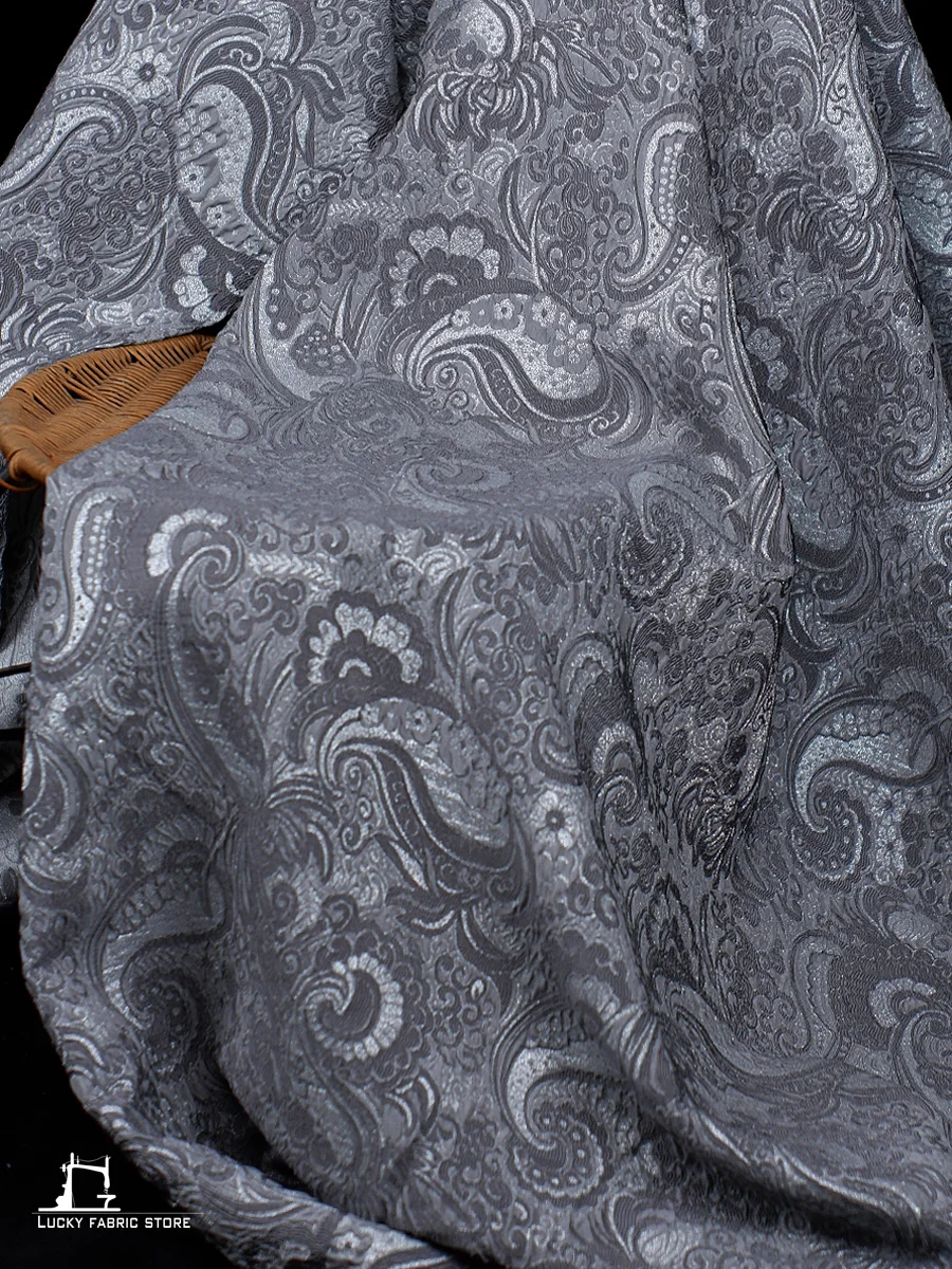 Three-color cashew nut pattern metal wire jacquard medium thick coat special three-dimensional texture creative designer fabric