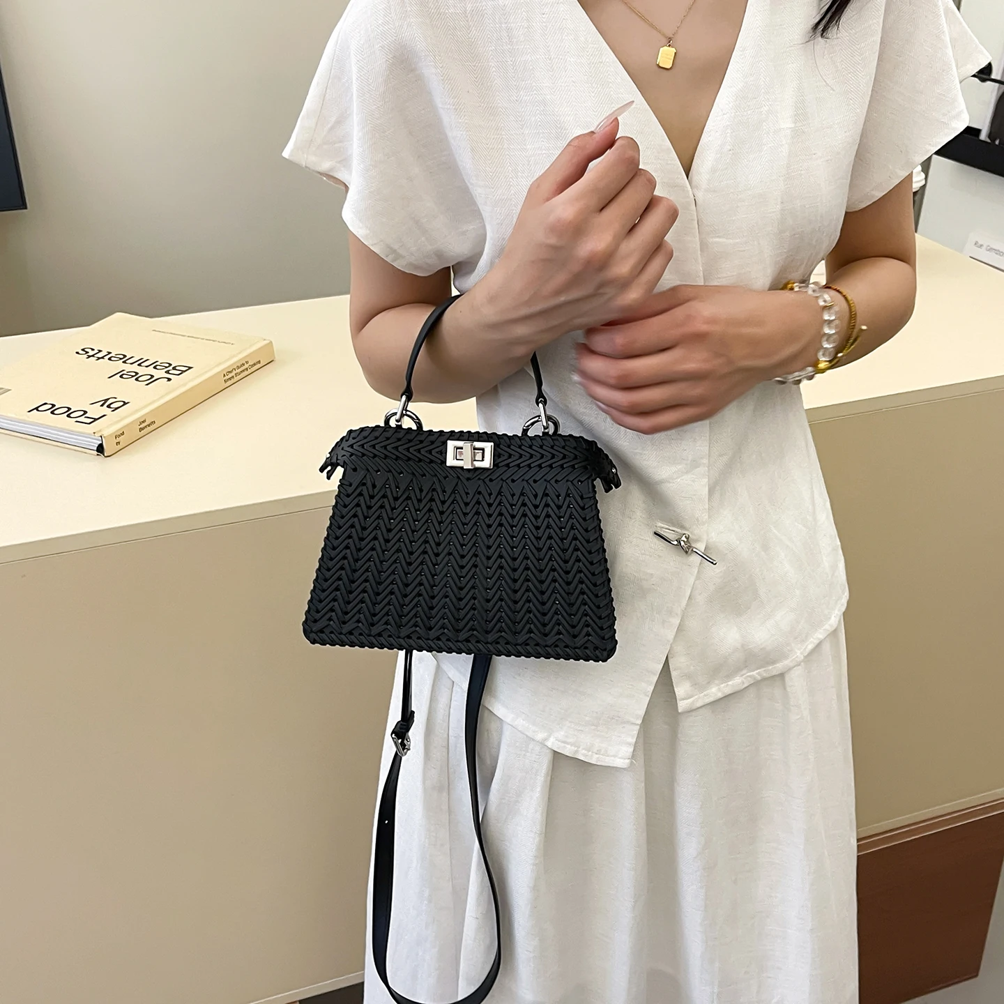 

Unique High-End Crossbody Bag For Women In Paris Style With Solid Color Vintage Feel And Durability