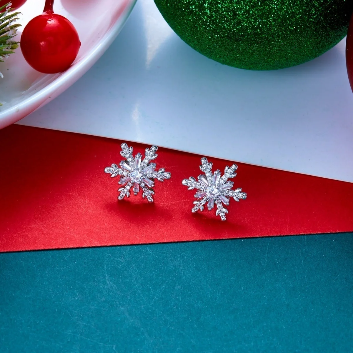 Weihnachtliche funkelnde Strass-Ohrringe mit simulierten Perlen und Schneeflocken für Damen, Neujahrsparty, Schneeflocken-Ohrringe, Feiertagsschmuck – Detail 29